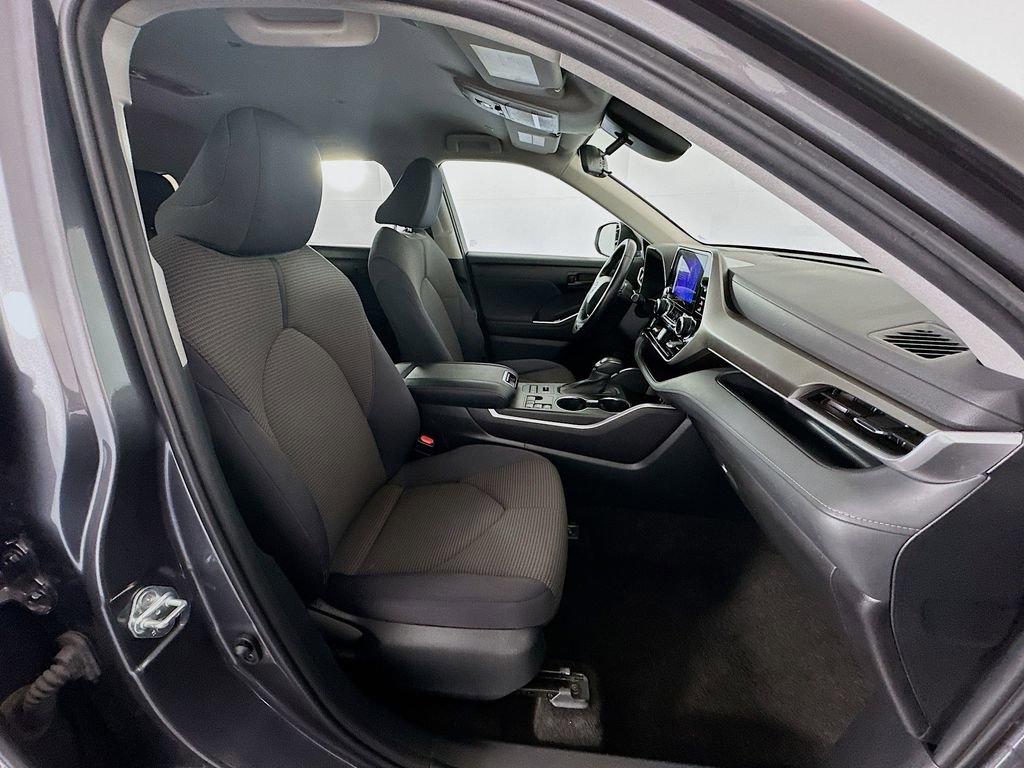 Used 2023 Toyota Highlander LE image 28