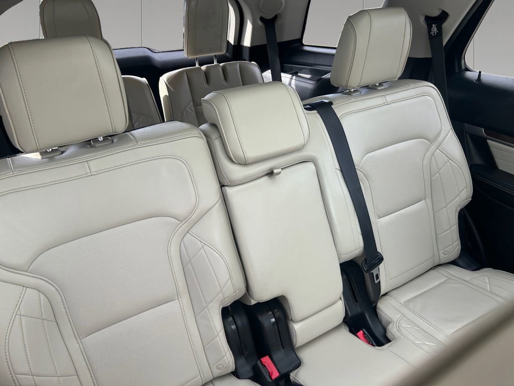 Used 2017 Ford Explorer Platinum image 18