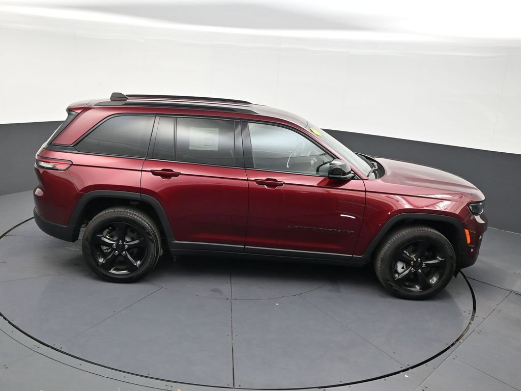 Used 2025 Jeep Grand Cherokee Limited w/ Black Appearance Package image 18