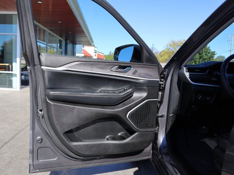 Used 2022 Jeep Grand Cherokee L Limited image 15