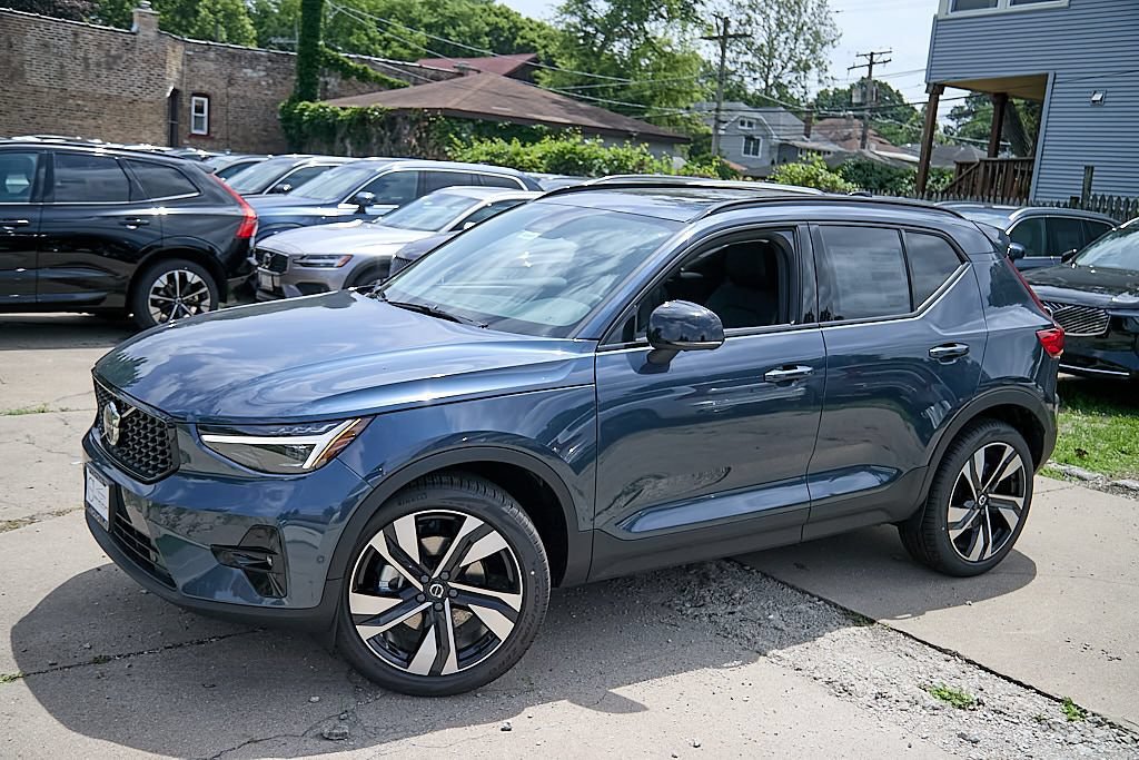 New 2026 Volvo XC40 B5 Plus w/ Climate Package AWD/4WD image 3