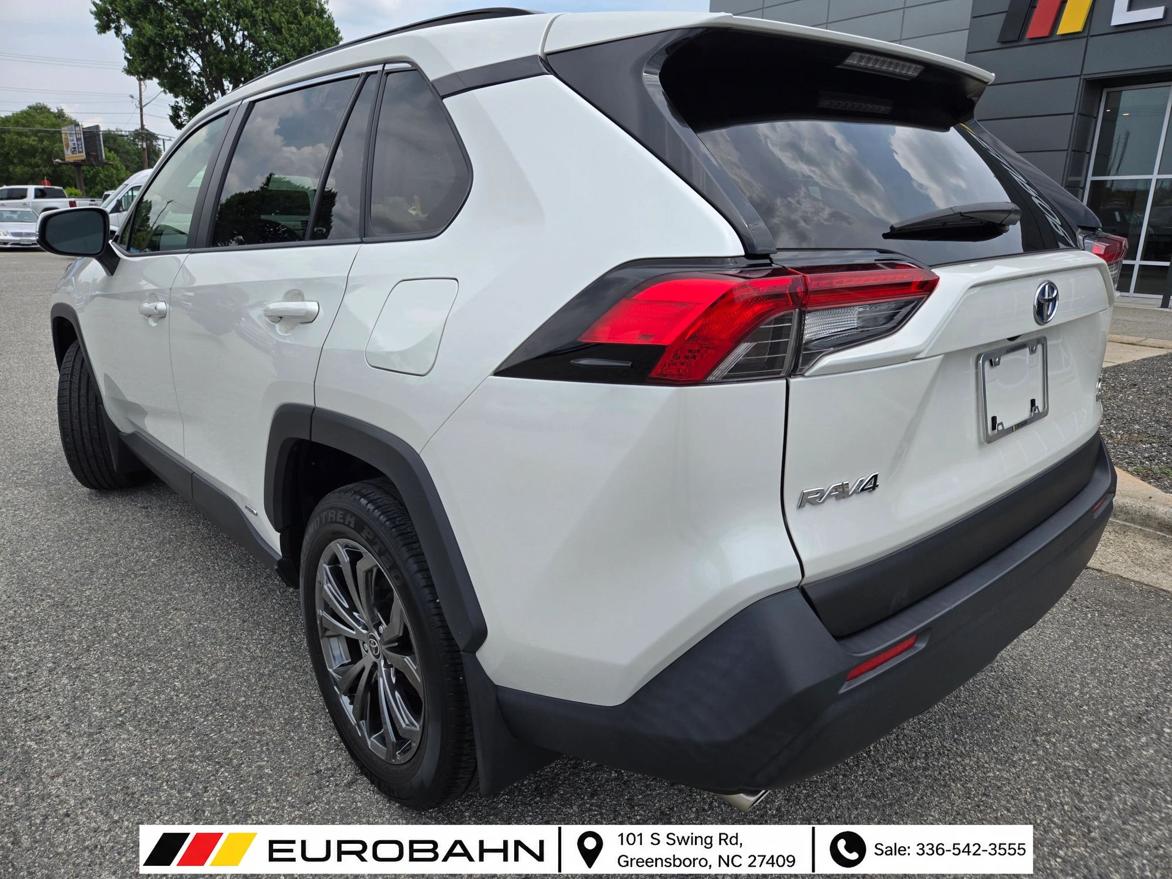 Used 2022 Toyota RAV4 XLE Premium AWD/4WD image 3