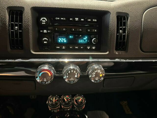 Used 2006 Chevrolet SSR w/ Preferred Equipment Group RWD image 21