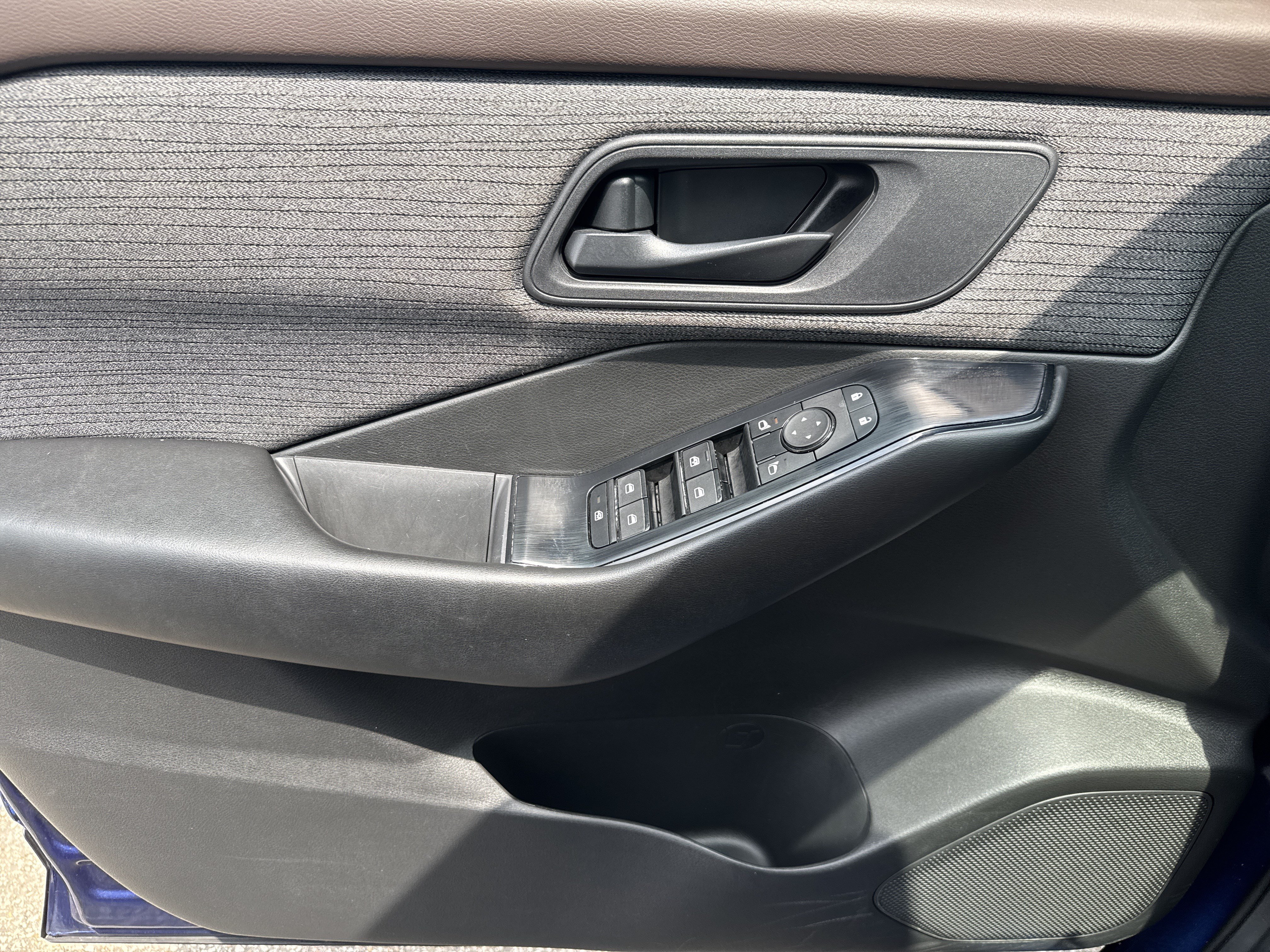 Used 2023 Nissan Rogue S AWD/4WD image 9
