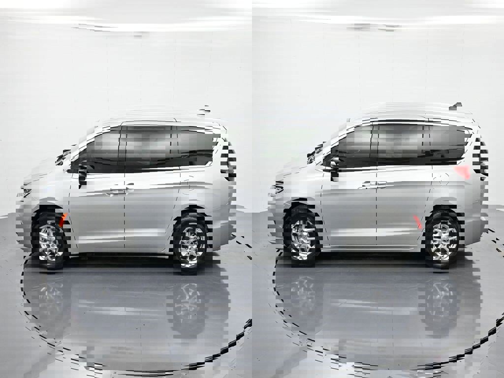 New 2026 Chrysler Pacifica Select image 17