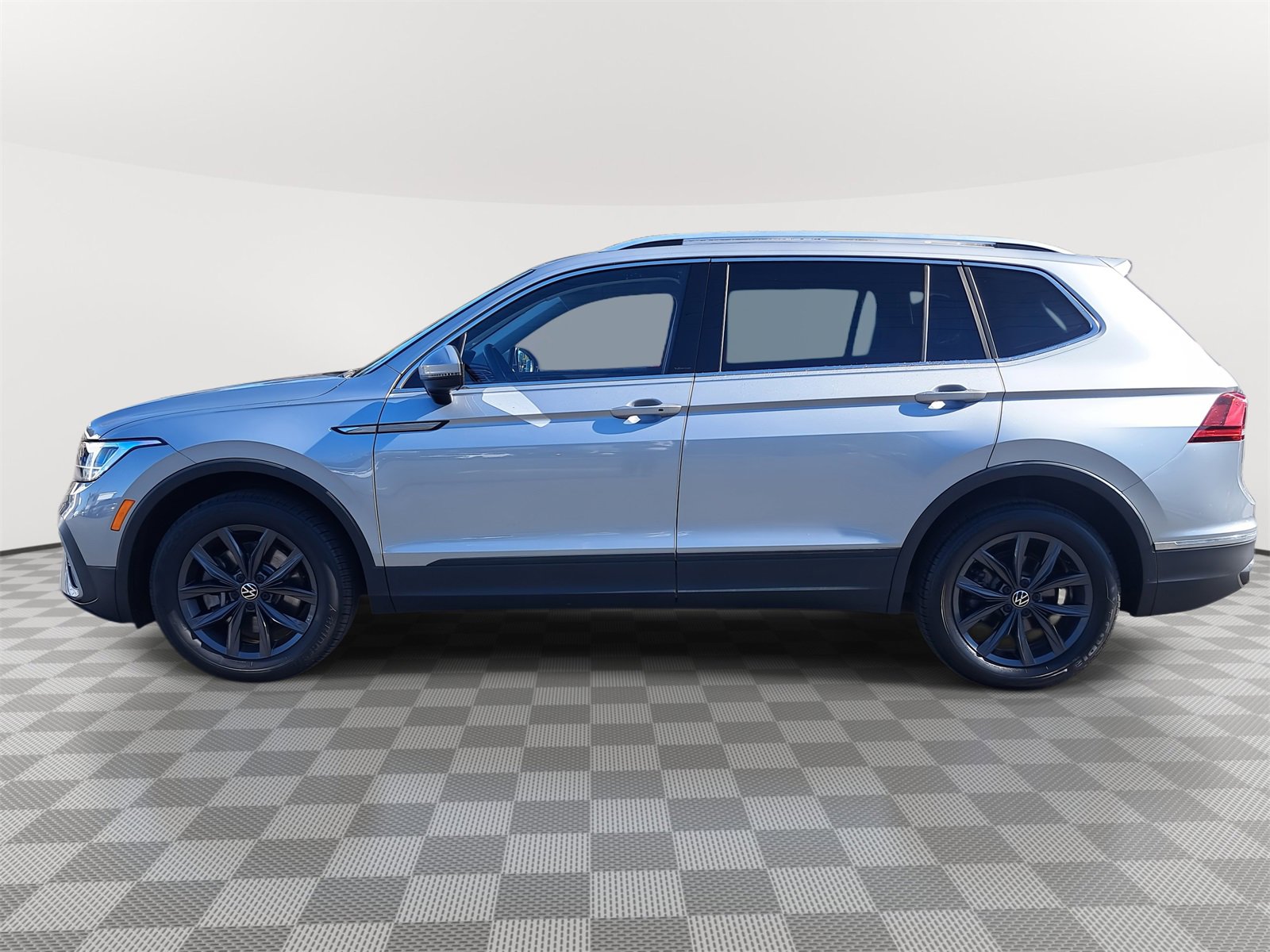 Used 2022 Volkswagen Tiguan SE image 8