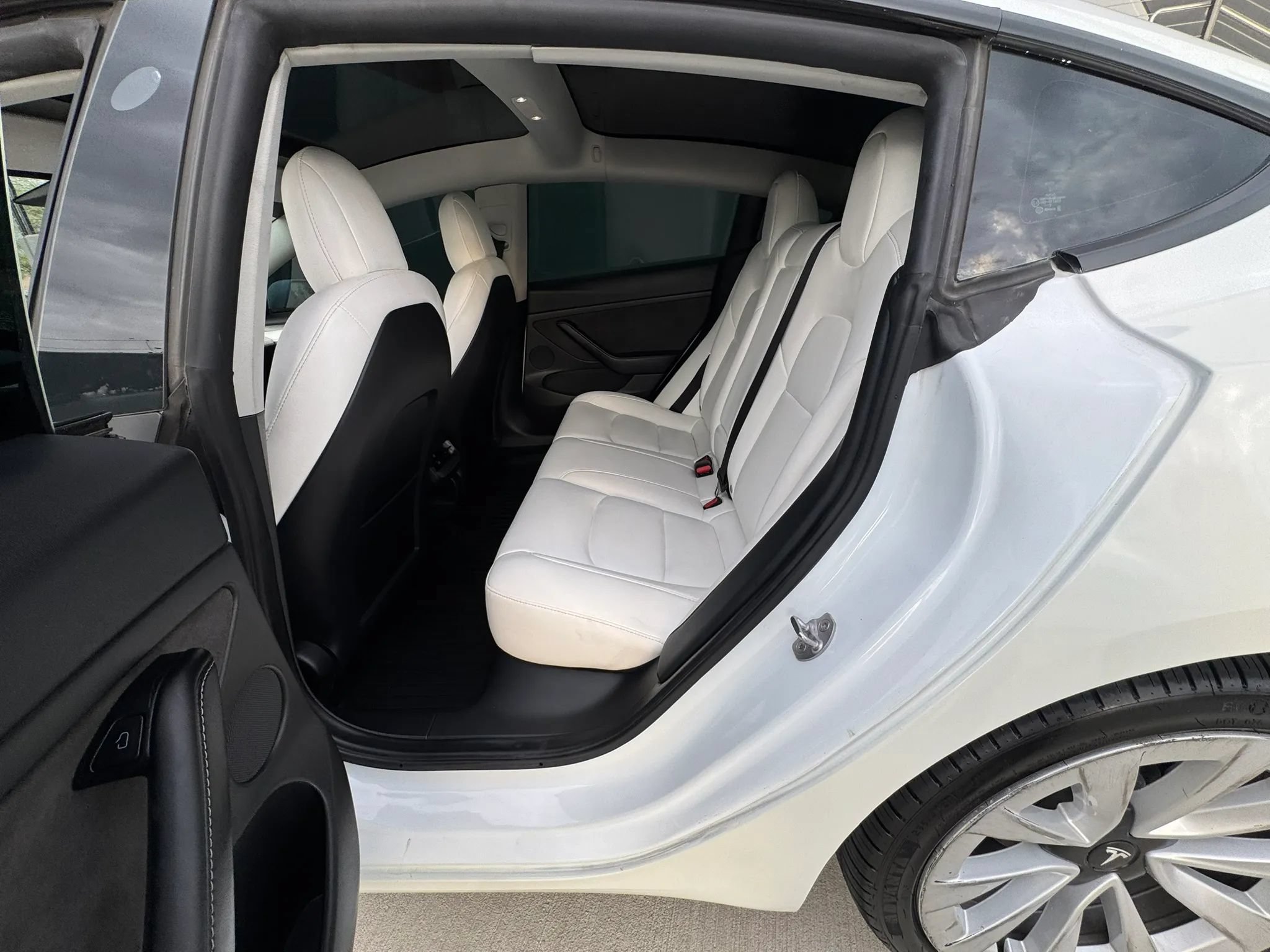 Used 2022 Tesla Model 3 Standard Range RWD image 9