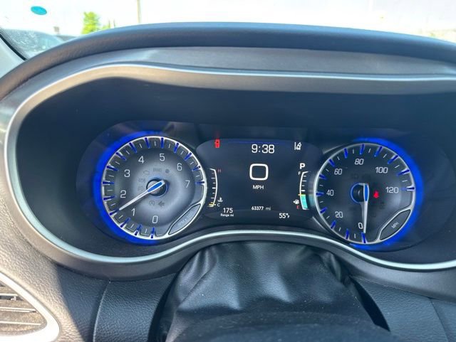 Used 2024 Chrysler Pacifica Touring-L FWD image 12