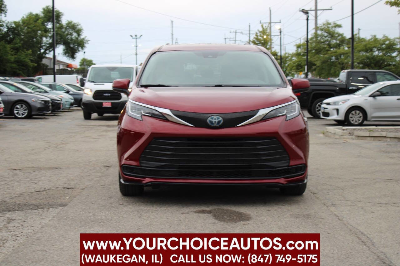 Used 2021 Toyota Sienna LE image 2