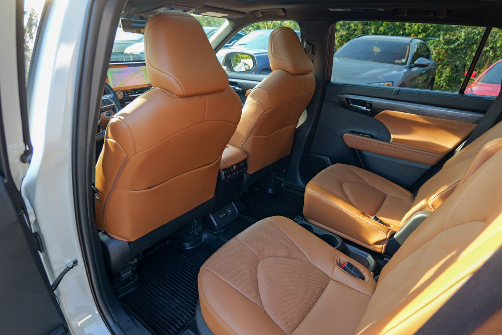 Used 2024 Toyota Highlander Platinum AWD/4WD image 26