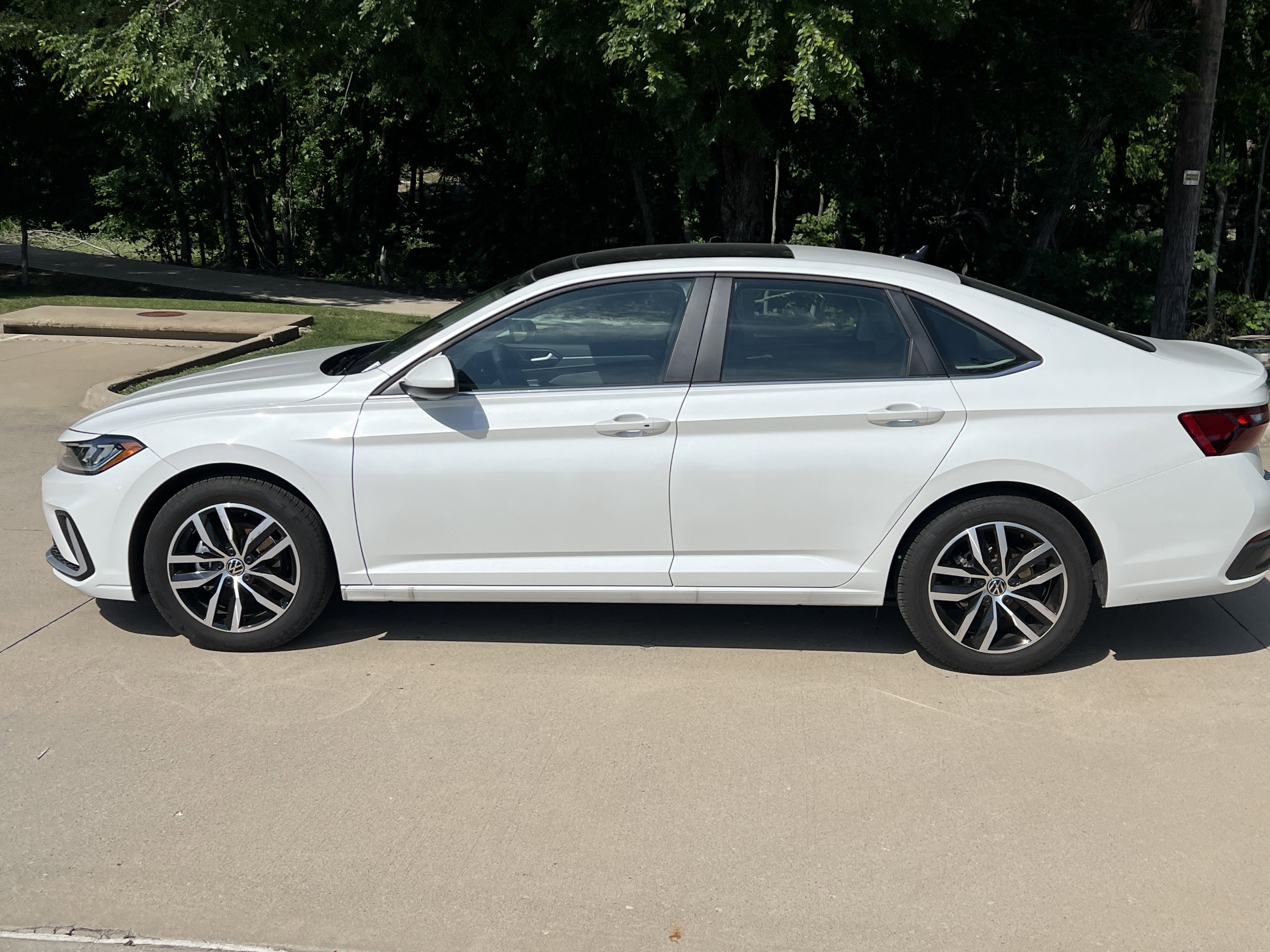 Used 2025 Volkswagen Jetta SE w/ Sunroof Package FWD image 7