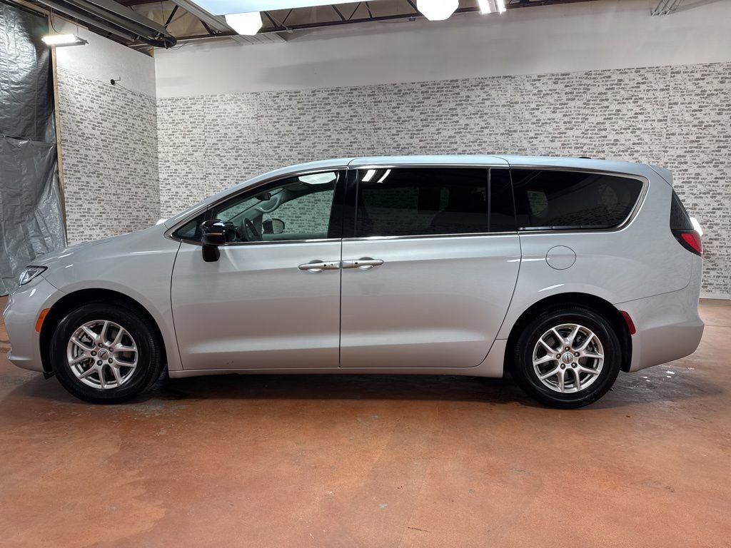 Used 2024 Chrysler Pacifica Touring-L image 4