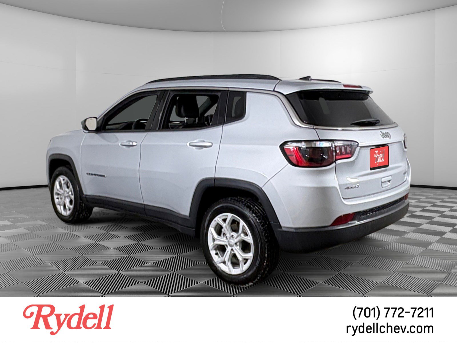 Used 2024 Jeep Compass Latitude image 3