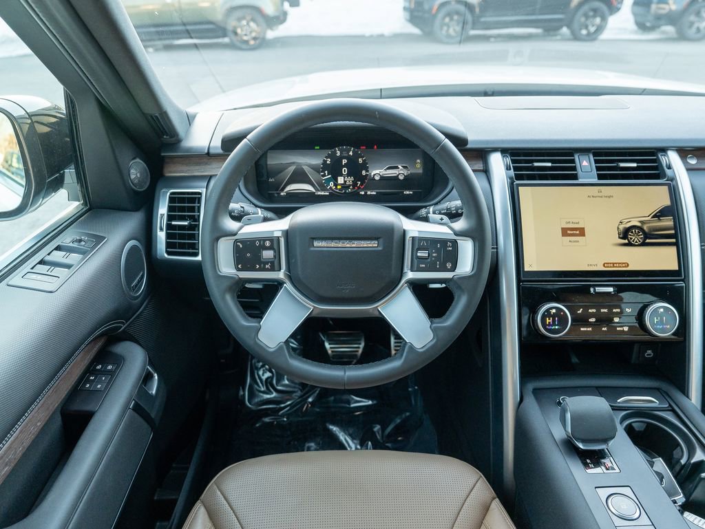 Used 2024 Land Rover Discovery Dynamic SE image 13