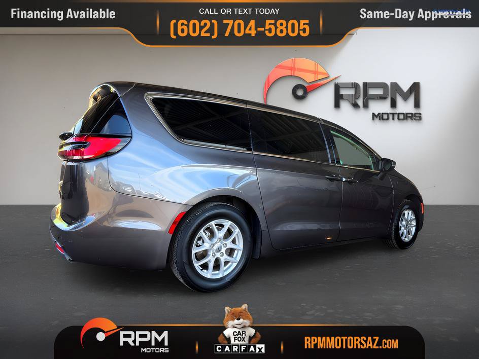 Used 2023 Chrysler Pacifica Touring-L FWD image 6