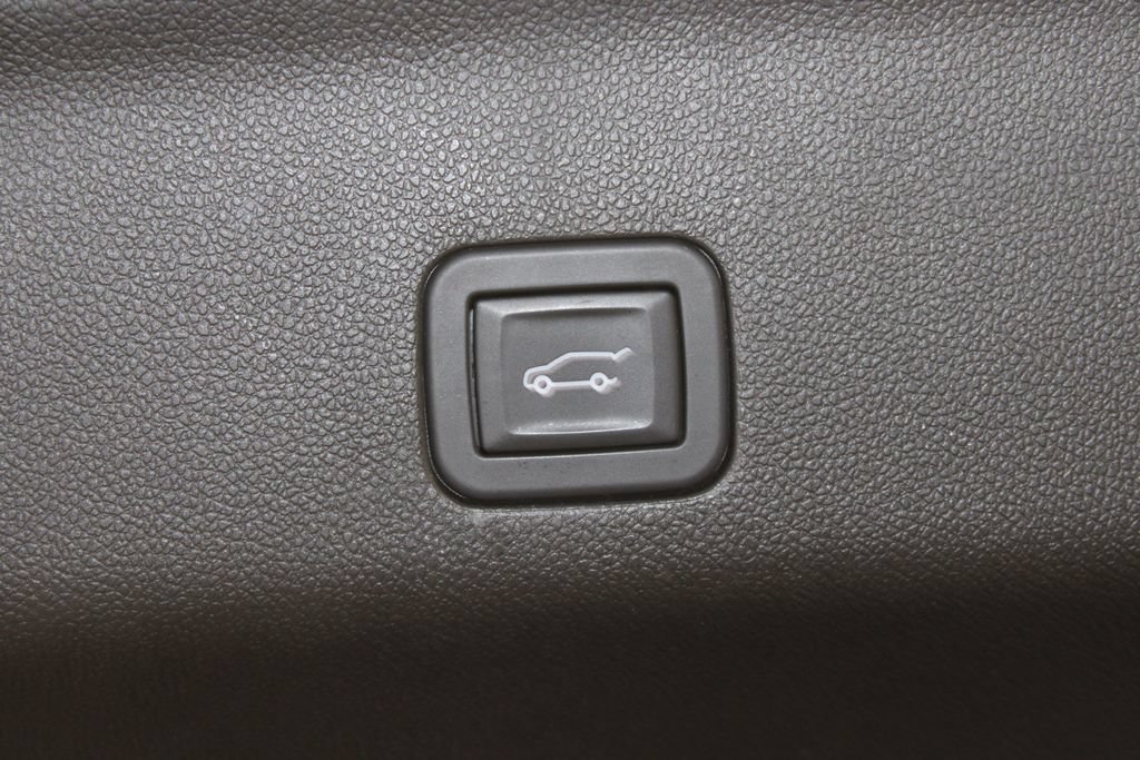 Used 2024 Chevrolet Tahoe LT RWD image 17