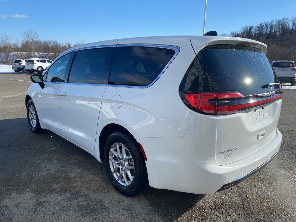 Used 2024 Chrysler Pacifica Touring-L image 5