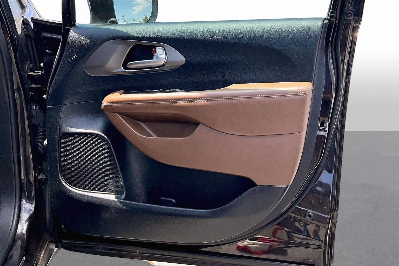 Used 2019 Chrysler Pacifica Limited w/ Advanced Safetytec Group FWD image 17