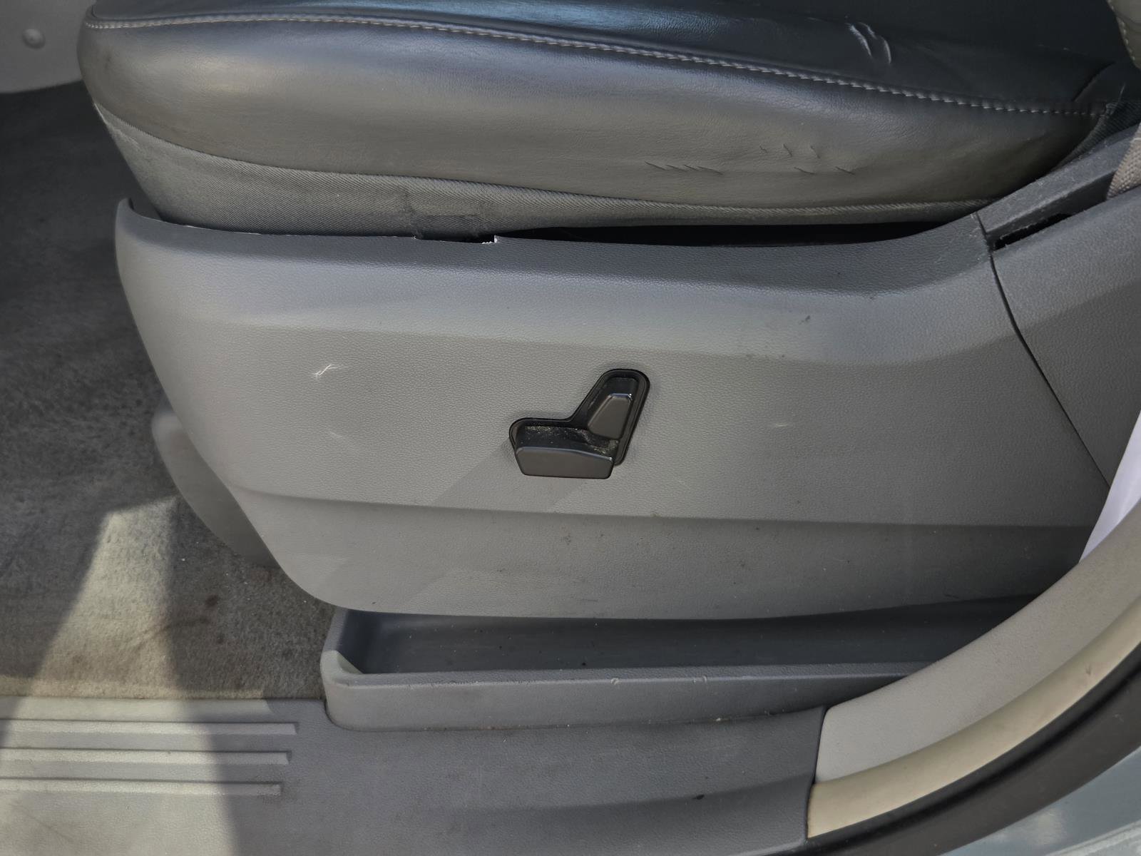 Used 2010 Volkswagen Routan SE FWD image 27