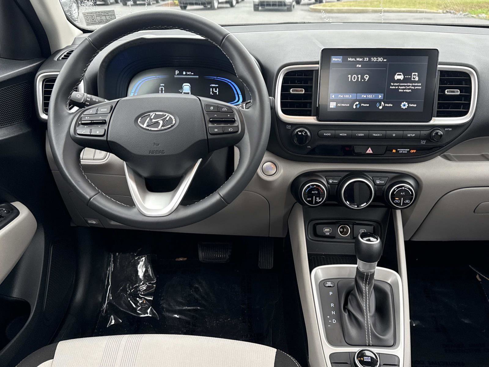 Used 2025 Hyundai Venue SEL image 2