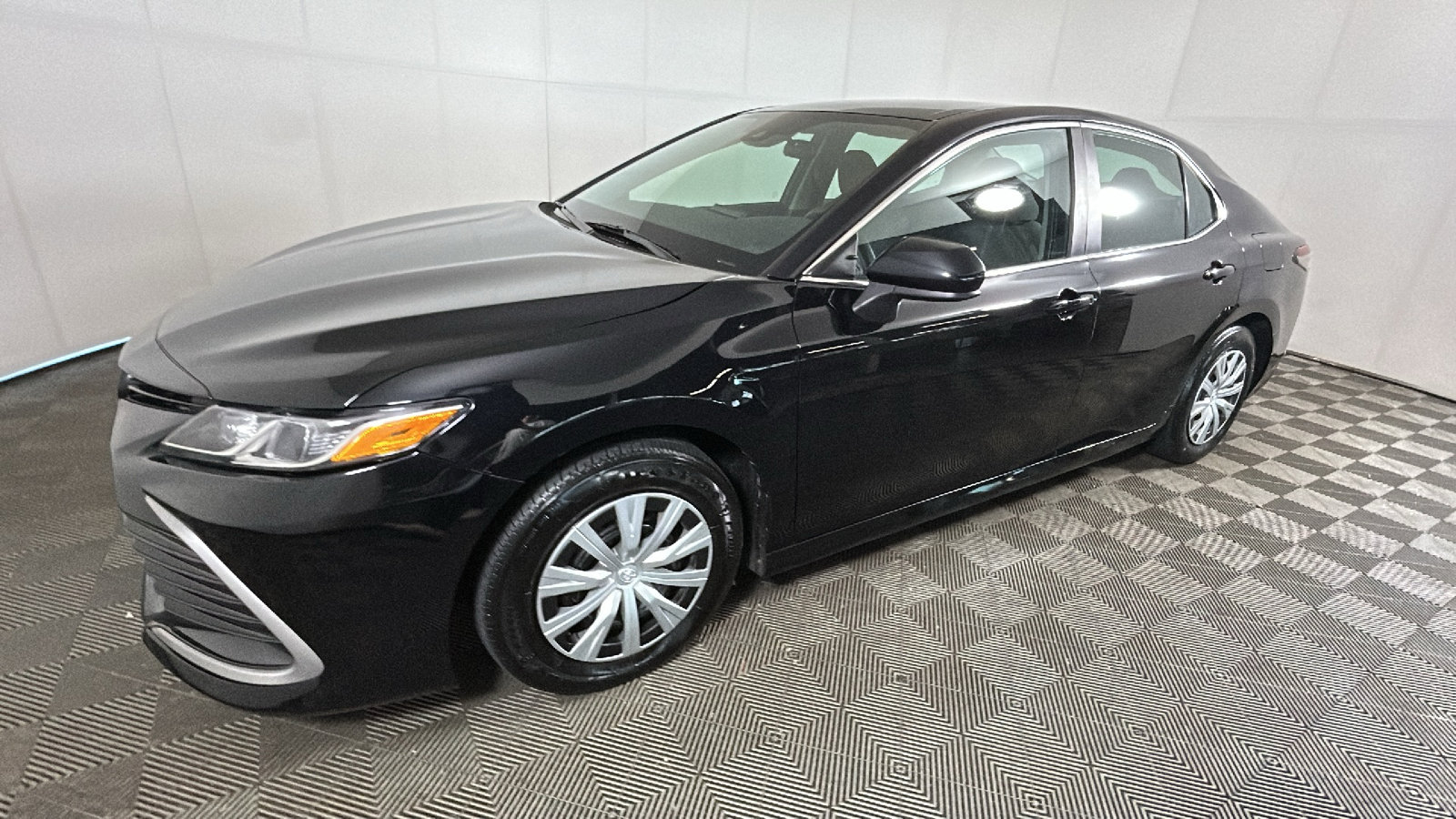 Used 2023 Toyota Camry LE FWD image 6