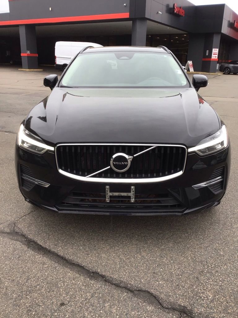Used 2023 Volvo XC60 B5 Core AWD/4WD image 2
