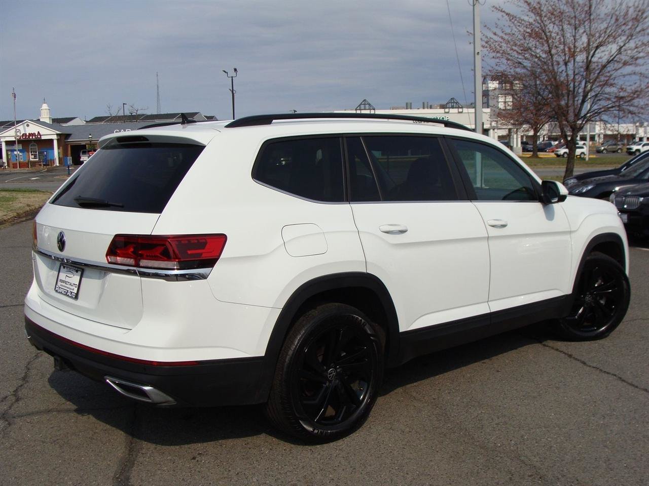 Used 2022 Volkswagen Atlas SE w/ Black Wheel Package FWD image 6