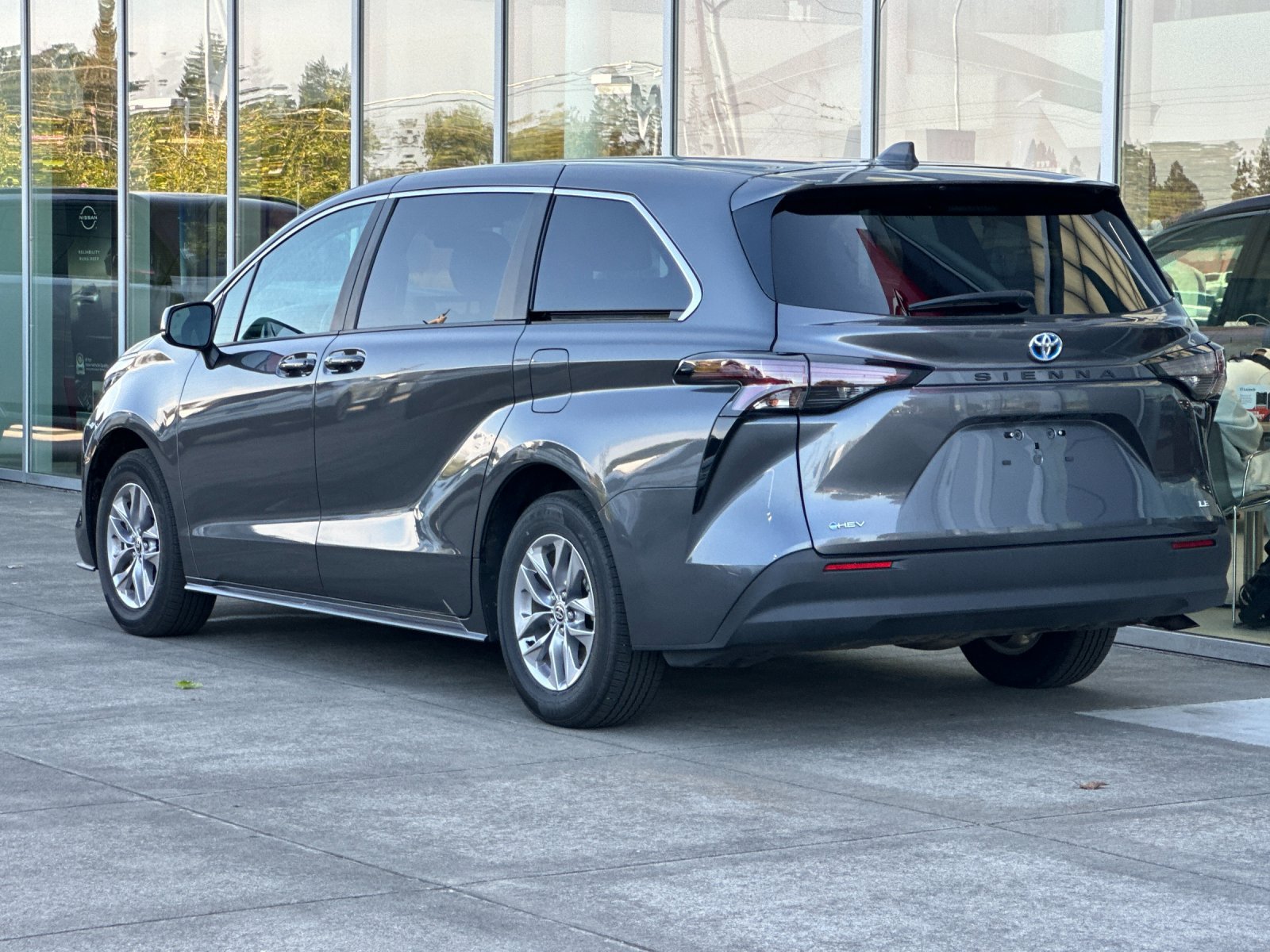 Used 2025 Toyota Sienna LE FWD image 6