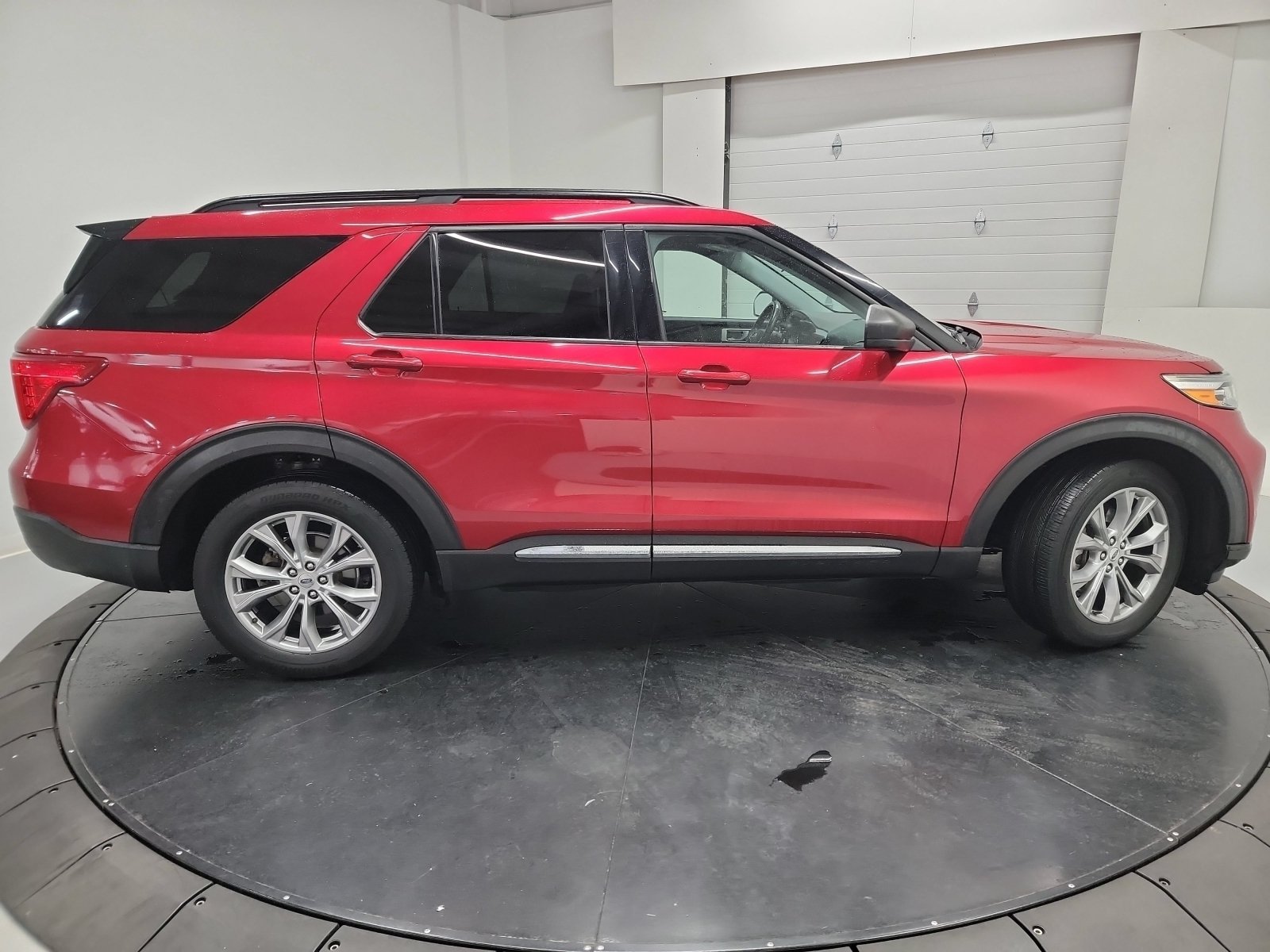 Used 2020 Ford Explorer XLT w/ Equipment Group 202A AWD/4WD image 11