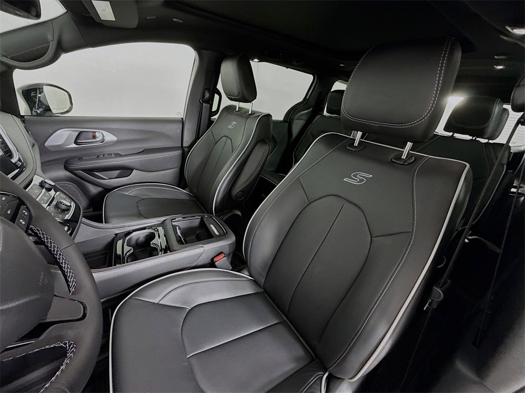 New 2026 Chrysler Pacifica Limited image 11