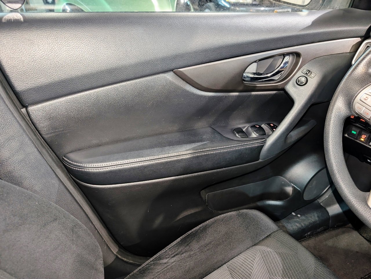 Used 2015 Nissan Rogue SV w/ SV Premium Package image 35