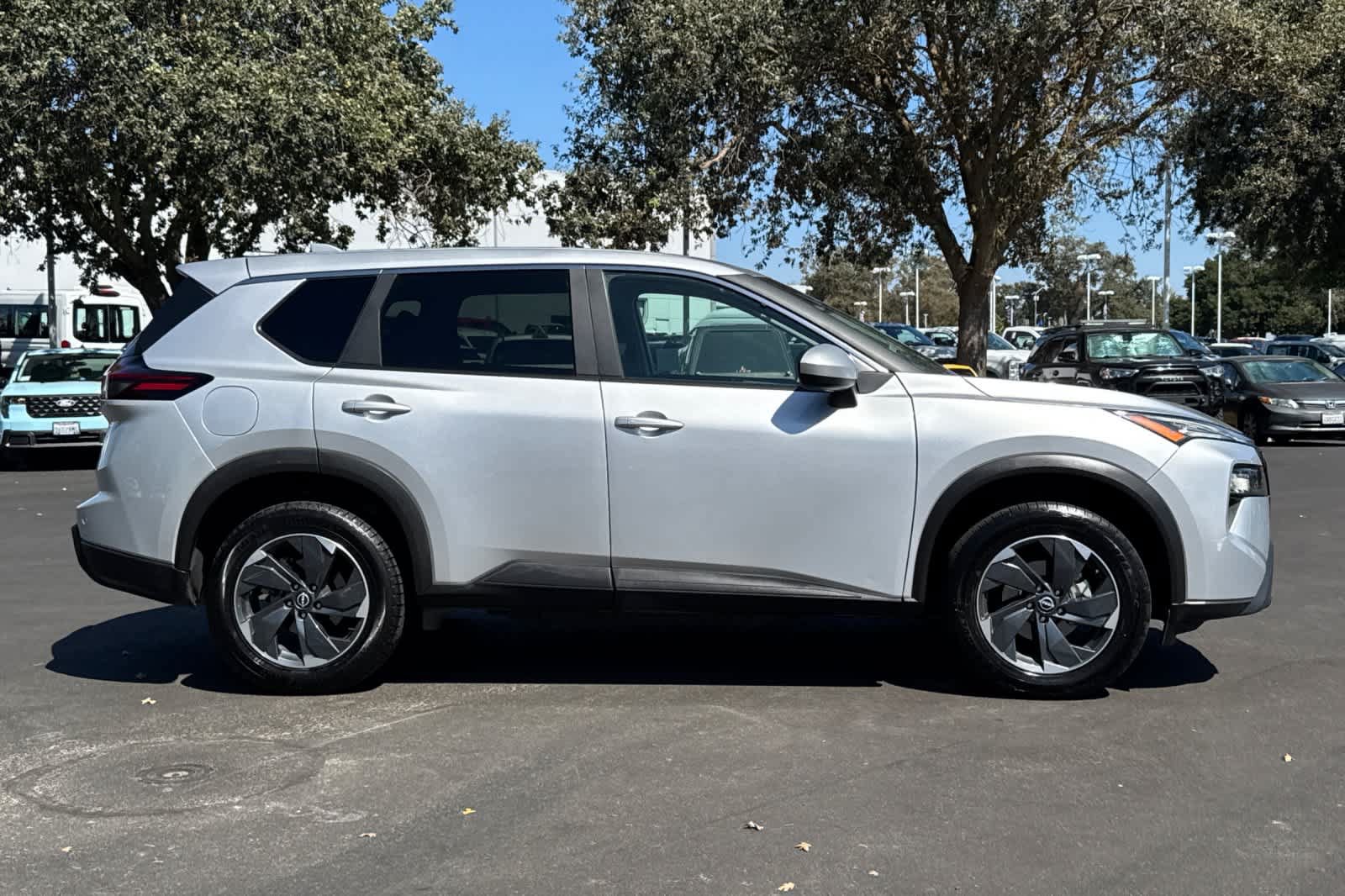 Used 2025 Nissan Rogue SV AWD/4WD image 8