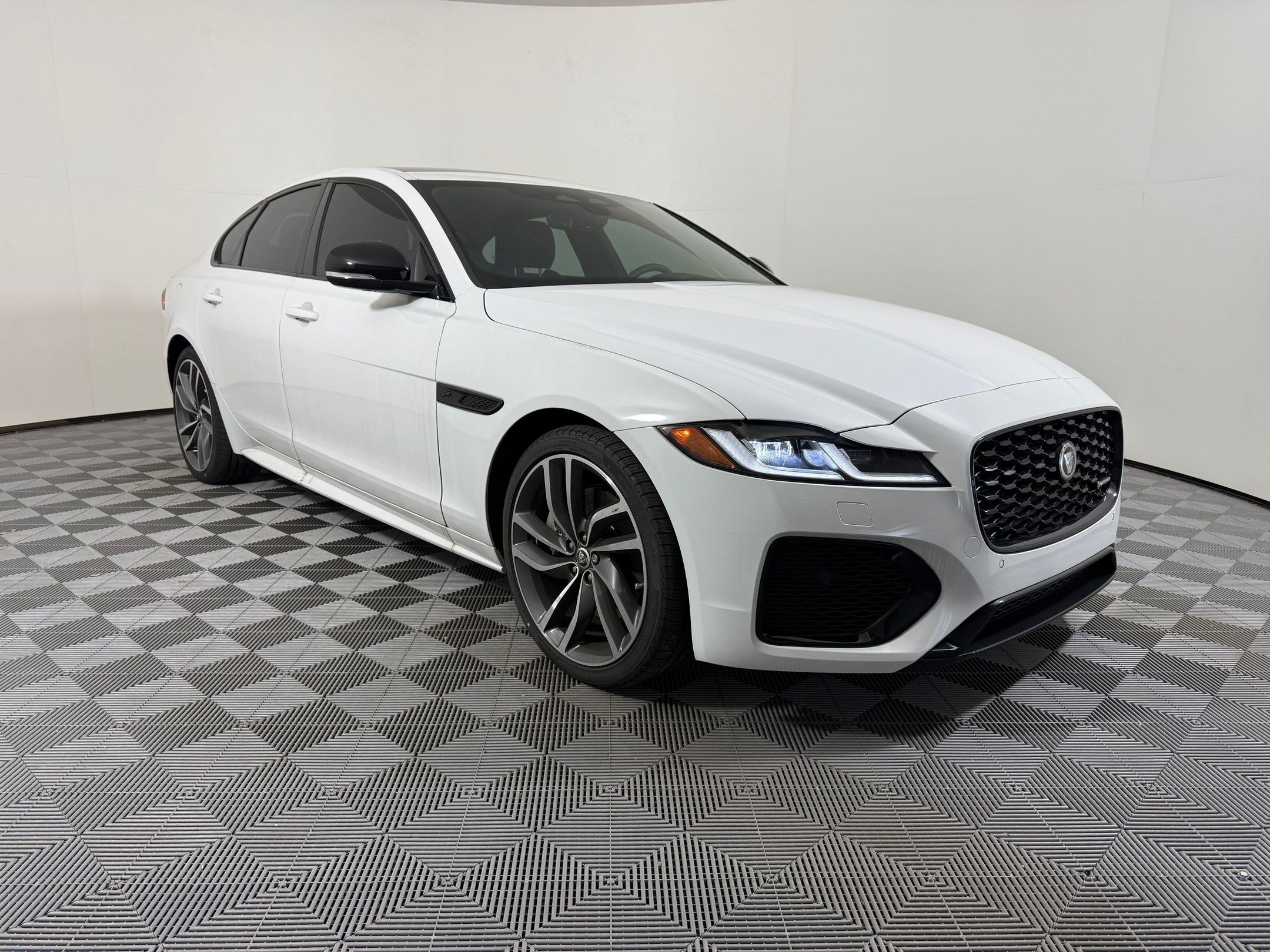 Used 2024 Jaguar XF R-Dynamic SE AWD/4WD image 6