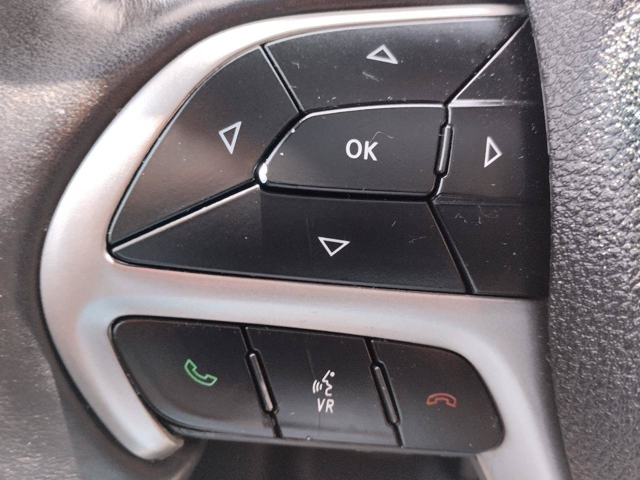 Used 2018 Jeep Grand Cherokee Altitude AWD/4WD image 17