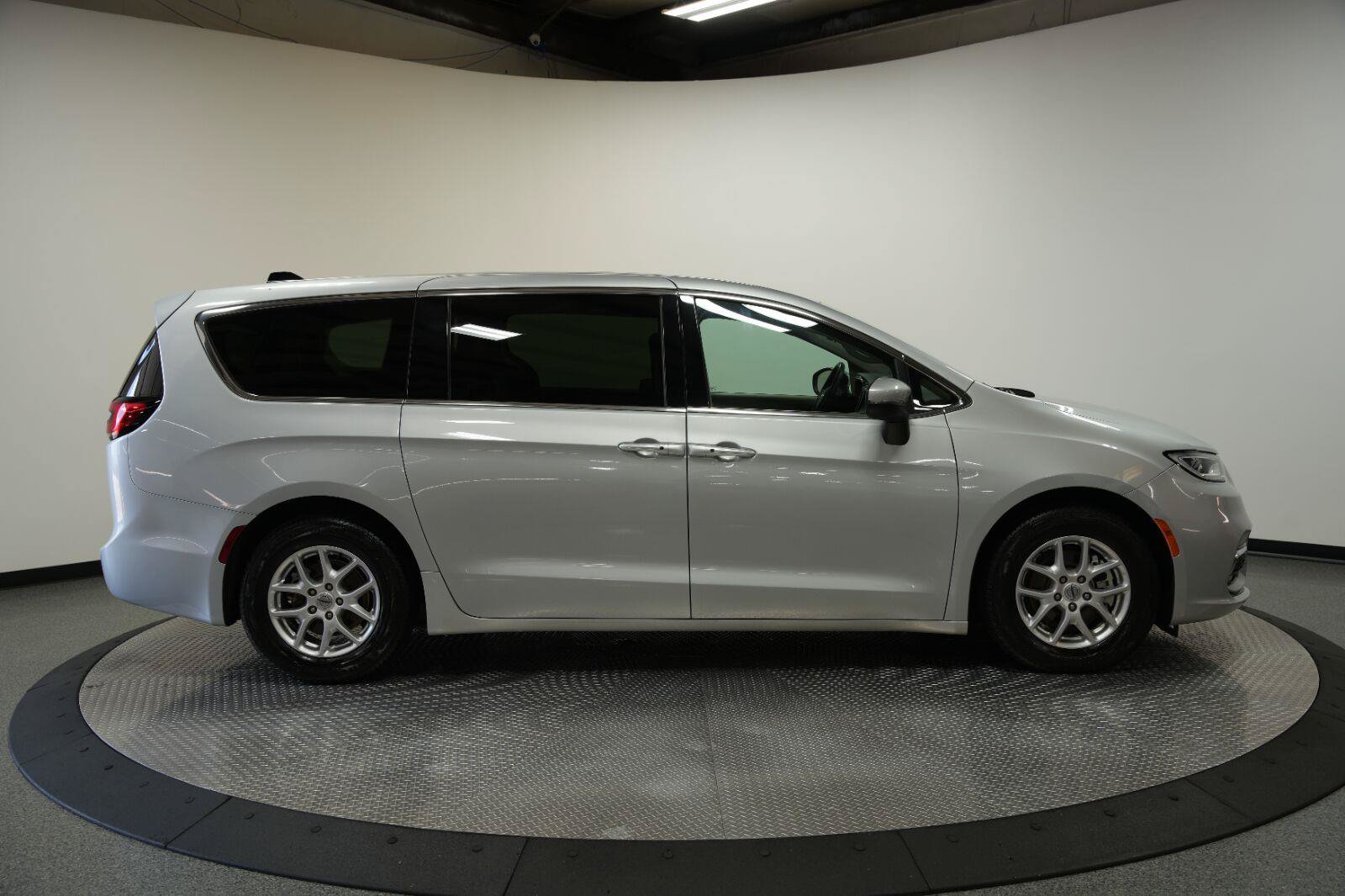 Used 2023 Chrysler Pacifica Touring-L FWD image 9
