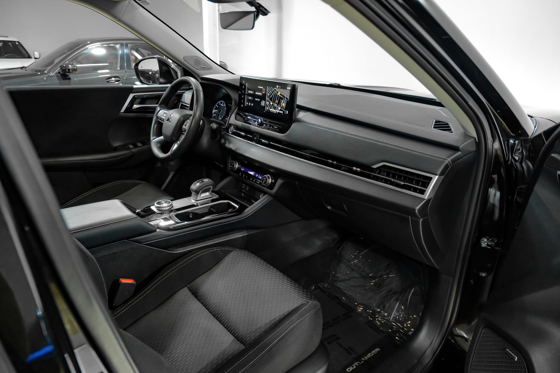 Used 2025 Mitsubishi Outlander ES FWD image 14