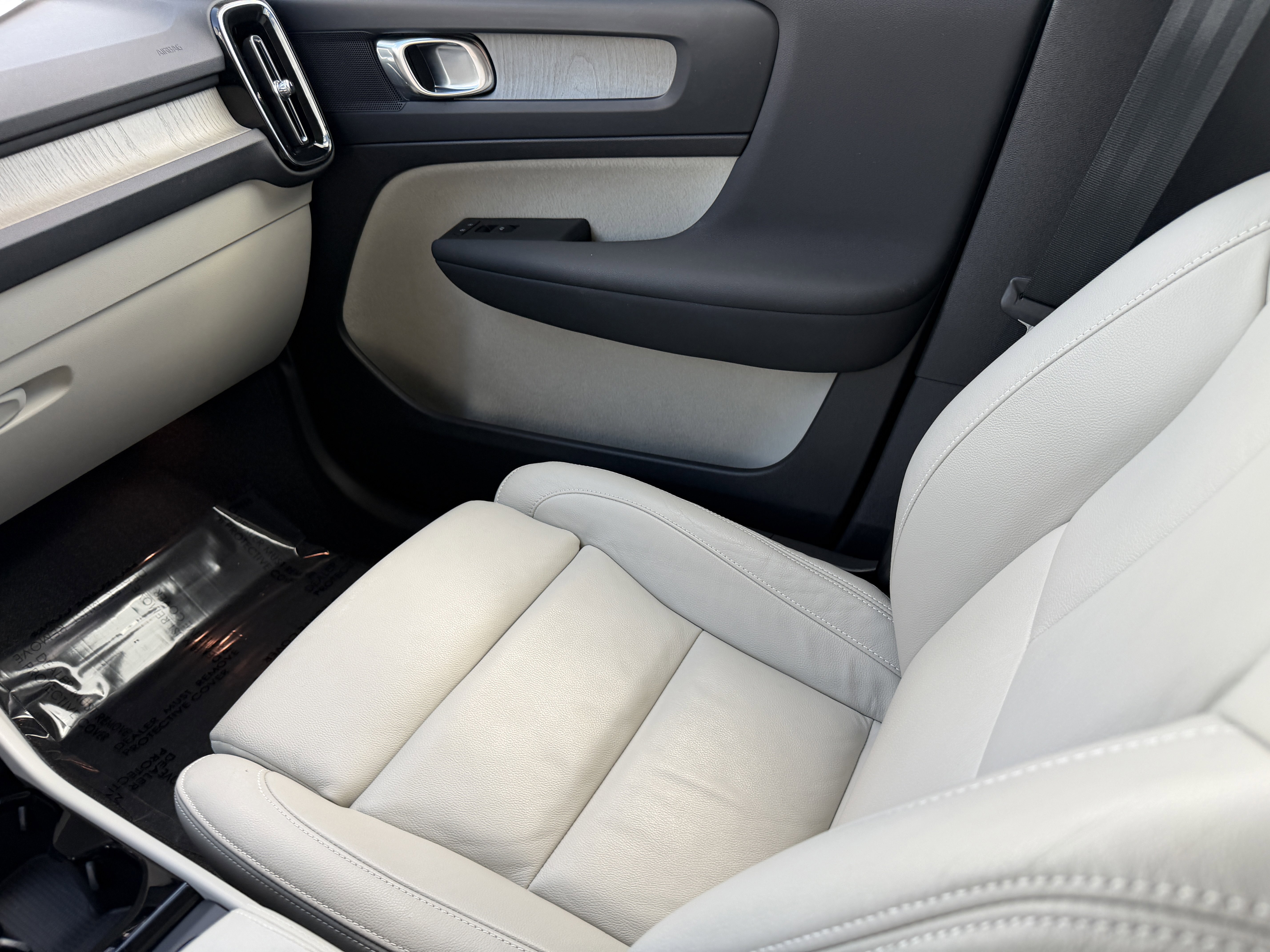 Certified 2023 Volvo XC40 B5 Plus w/ Protection Package Premier image 15