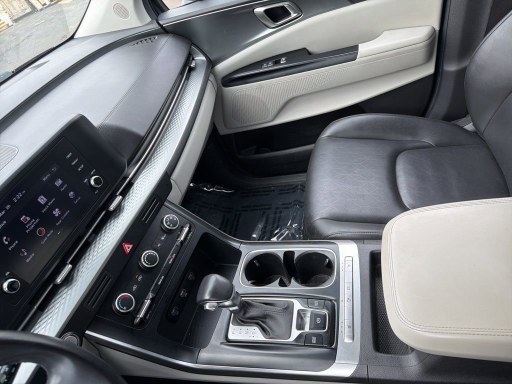 Used 2023 Kia Carnival LX FWD image 18