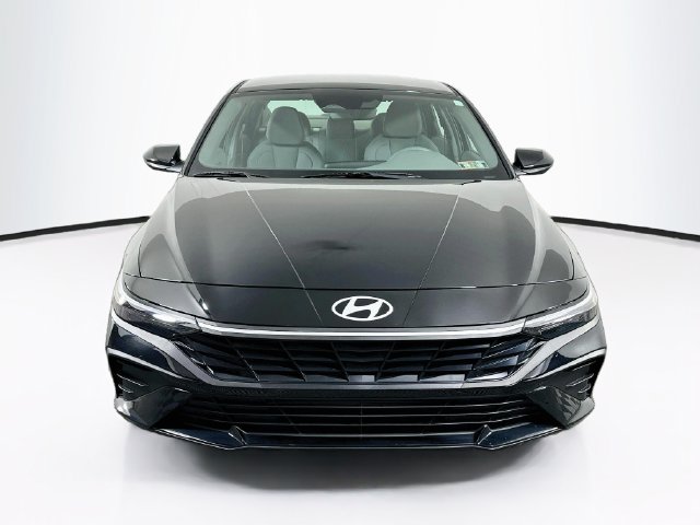 Certified 2025 Hyundai Elantra SE FWD image 2