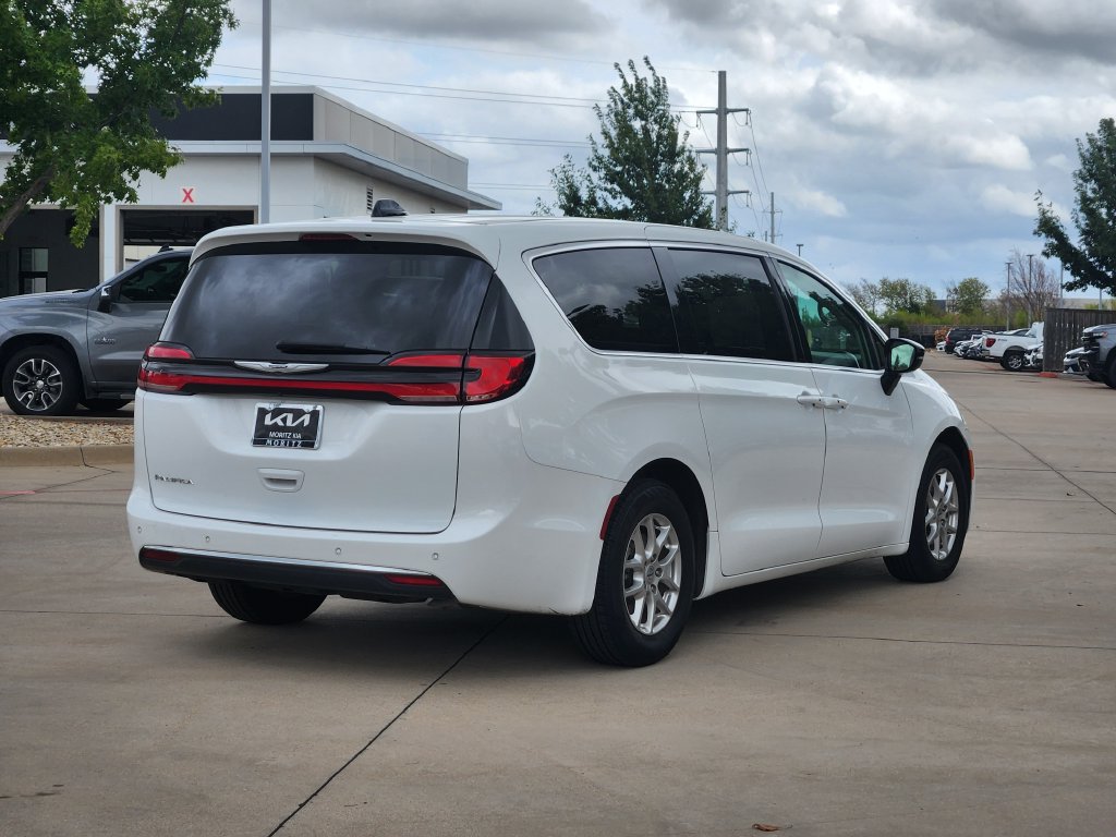 Used 2024 Chrysler Pacifica Touring-L FWD image 4