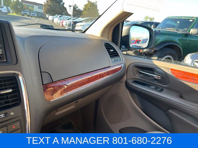 Used 2014 Chrysler Town & Country Touring-L w/ Driver Convenience Group FWD image 20