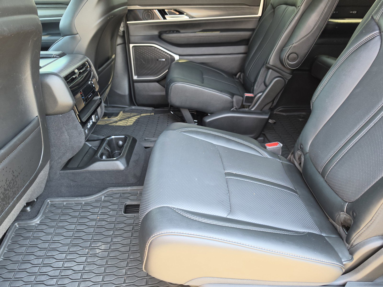 Used 2024 Jeep Wagoneer Series III w/ Convenience Group I image 12