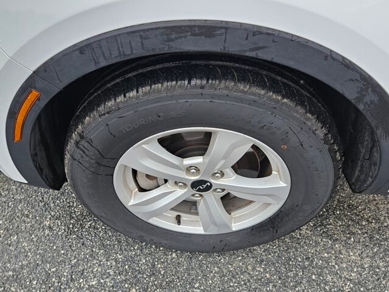 Used 2023 Kia Sorento LX image 18