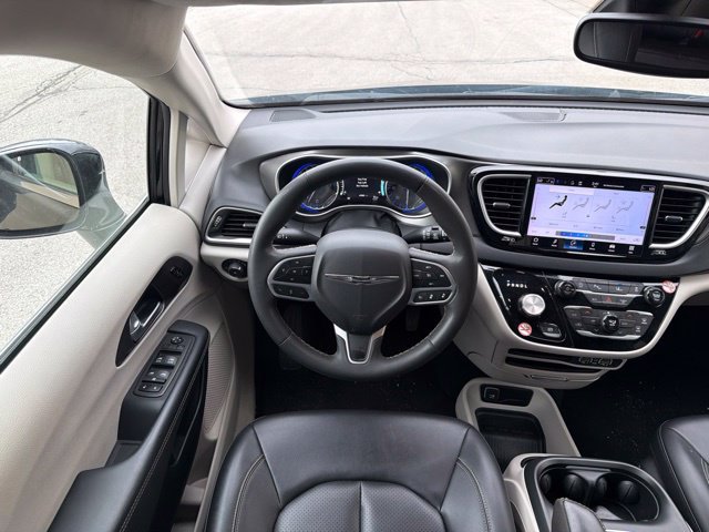 Used 2024 Chrysler Pacifica Touring-L FWD image 18
