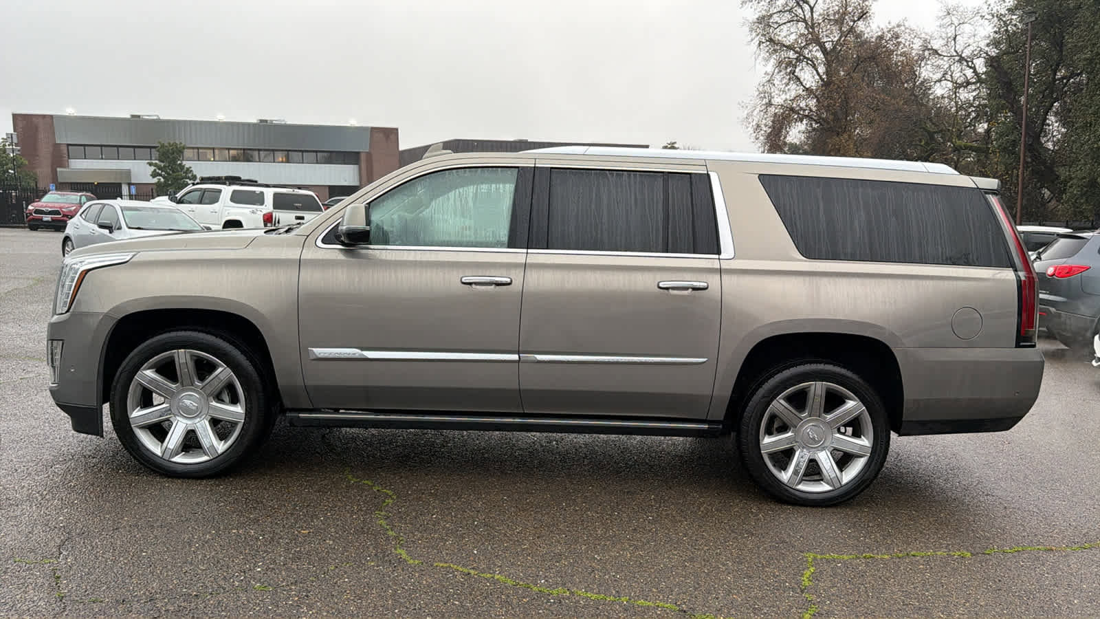 Used 2019 Cadillac Escalade ESV Premium Luxury image 8