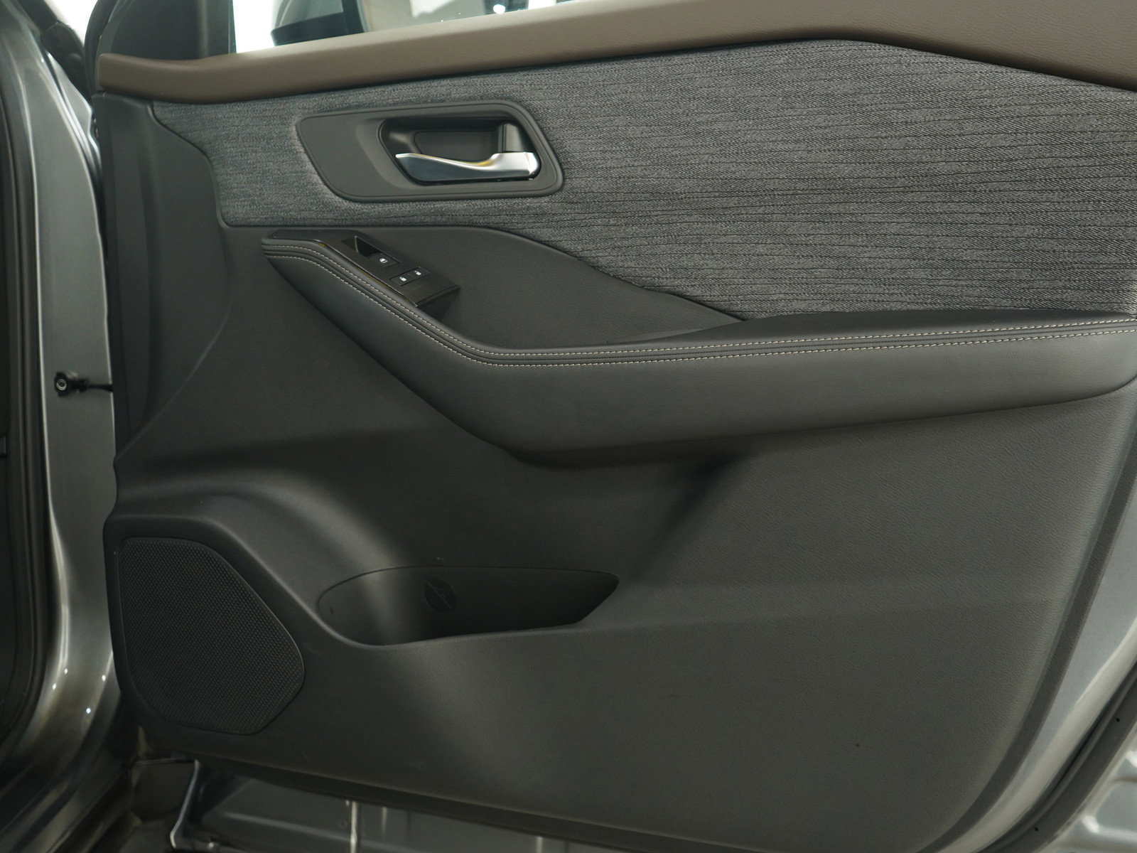 Used 2022 Nissan Rogue SV image 9