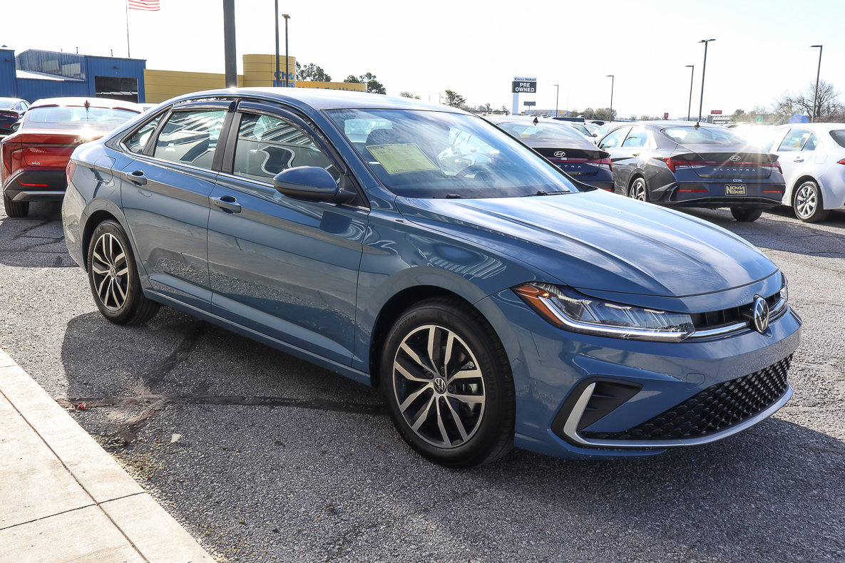 Used 2025 Volkswagen Jetta SE image 3