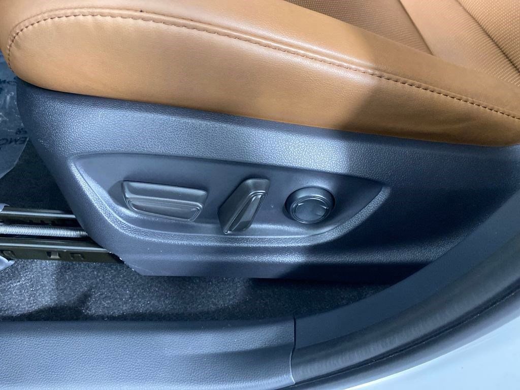 Used 2025 Toyota Crown Signia Limited w/ Advanced Technology Package image 8