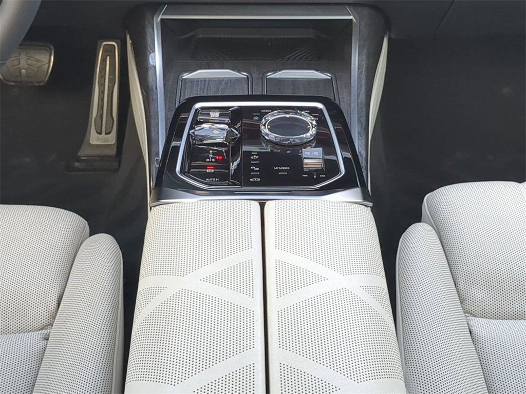 Certified 2023 BMW 760i xDrive w/ Executive Package image 20