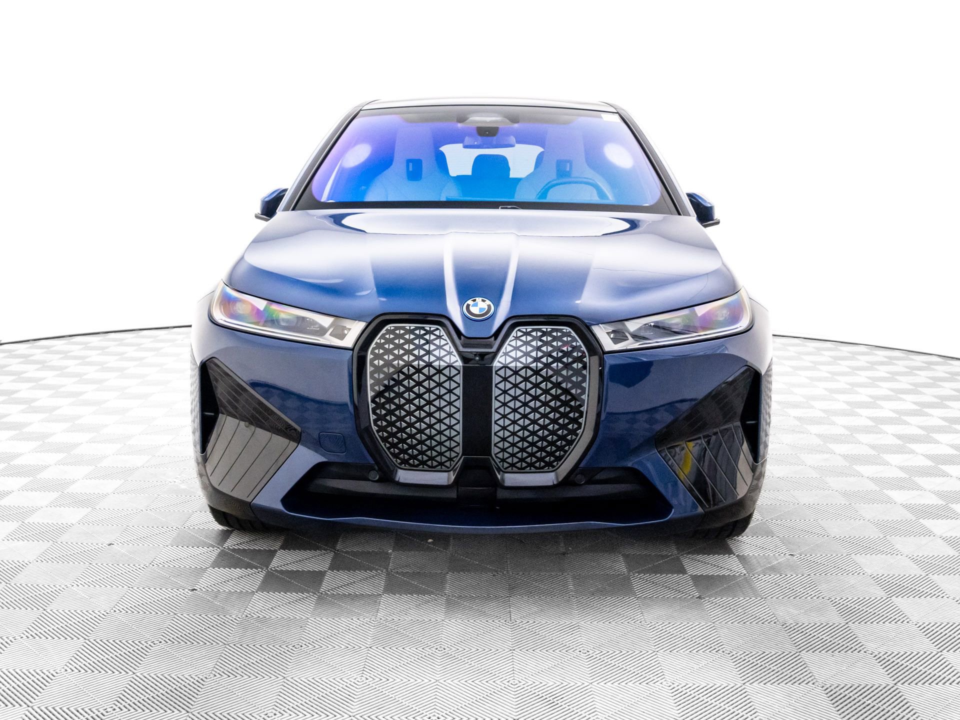 Used 2024 BMW iX xDrive50 w/ Premium Package image 9